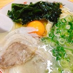 大栄ラーメン - デフォのラーメンに100円プラスでワカメ、チャーシュー、生卵って魅惑的♡