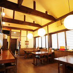 Oohata - ＜天井の高いホール席＞当店の設計者がこだわった空間でゆっくりとお食事をお楽しみください。