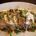 ICARO miyamoto - オーストラリア産　蒸しアワビとジャンボマッシュルームのカルパッチョ　下にはポレンタ、新玉ねぎのピューレと肝のソース　サマートリュフがけ