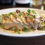 ICARO miyamoto - オーストラリア産　蒸しアワビとジャンボマッシュルームのカルパッチョ　下にはポレンタ、新玉ねぎのピューレと肝のソース　サマートリュフがけ