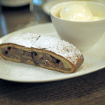 ICARO miyamoto - りんごのストゥルーデル　バニラ　ジェラート添え