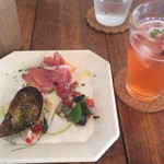 ドルチェメンテ プラス カフェ オット アゴスト - 前菜といちごソーダ