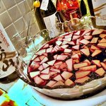 TAPAS桜台 - 名物の桜台サングリア（季節のフルーツ入り）