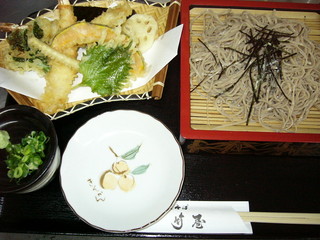 Honkakuteuchisobatakeya - サクサク天婦羅、岩塩を振りかけて召し上がれ。
