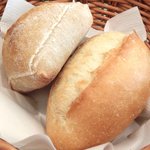 レスアルカーナ - 本日のプレートランチ 1260円 のミルクパンとライ麦パン