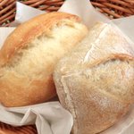 レスアルカーナ - 本日のプレートランチ 1260円 のミルクパンとライ麦パン