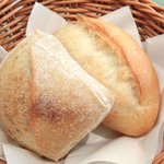 レスアルカーナ - 本日のプレートランチ 1260円 のミルクパンとライ麦パン