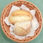 レスアルカーナ - 本日のプレートランチ 1260円 のミルクパンとライ麦パン