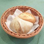 レスアルカーナ - 本日のプレートランチ 1260円 のミルクパンとライ麦パン