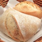 レスアルカーナ - 本日のプレートランチ 1260円 のミルクパンとライ麦パン