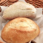 レスアルカーナ - 本日のプレートランチ 1260円 のミルクパンとライ麦パン