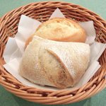 レスアルカーナ - 本日のプレートランチ 1260円 のミルクパンとライ麦パン