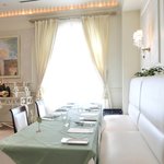 レスアルカーナ - 店内のテーブル席の風景です