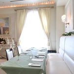 レスアルカーナ - 店内のテーブル席の風景です