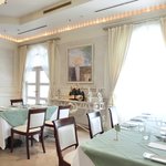 レスアルカーナ - 店内のテーブル席の風景です