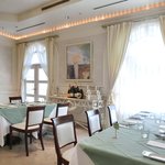 レスアルカーナ - 店内のテーブル席の風景です