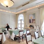 レスアルカーナ - 店内のテーブル席の風景です