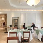 レスアルカーナ - 店内のテーブル席の風景です