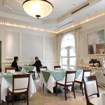 レスアルカーナ - 店内のテーブル席の風景です