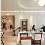 レスアルカーナ - 店内のテーブル席の風景です