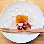 味 ふくしま - 『びわのコンポートと苺(佐賀ほのか)』～!! 氷が添えられて良く冷えており、あまうまのびわと粉糖がかかった甘酸っぱいイチゴ～♪( ^o^)ﾉ