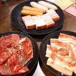 元氣七輪焼肉 牛繁 - ベーコン＆ソーセージ、豚カルビ、ロース