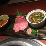 よろにく - ・冷製盛合せ
         ともさんかくの炙り
         希少部位のユッケ
         白センマイ