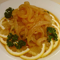 四川料理 龍の子 - 息子が愛してやまない、竜の子のくらげ。息子には一皿注文し、親たちは別注文でシェアしています。