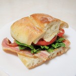 ルッコラとベーコンのサンド。490円＋税