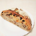 インダストリー - カンパーニュ 林檎＆くるみ＆ラムレーズン＆バナナ。620円＋税