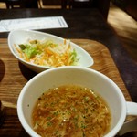 神戸元町ドリア - サラダとスープ。
