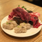 津田沼 焼肉寿司 - 和牛赤身ととろカルビ