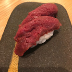 津田沼 焼肉寿司 - 馬刺し寿司（ヒレ）