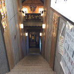 蕎麦酒場 ゑびや - ゑびやへ向かう地下の階段