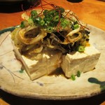 居酒家 でいりぐち - 島豆腐の手作りラー油がけ