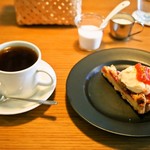 アカツキコーヒー - ブレンド ＆ いちごのベイクドタルト
