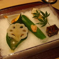 分とく山 - もろこし豆腐、蓮の鯨挟み、蛸煮凝り、えべ胡瓜うるか添え、桃と胡桃白和え