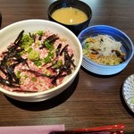 和食ダイニング 粋醸 - 牛トロ丼　味噌汁　春雨サラダ　香物