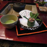 坐漁荘 - 到着すると、抹茶のもてなし