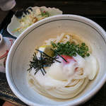 無添さぬきめん あじ豊 - 「山かけ温玉ぶっかけうどん」（670円）。ムスメ1号はコレばっかり。