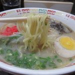 若草ラーメン - ウエーブのかかった中太麺。