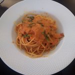 ヴィア トスカネッラ - スパゲッティ ベーコンとホウレン草のトマトクリームソース（真上から）