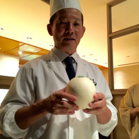 実家 くろぎ - 清武のメロンをもってるお父さんをパチリ