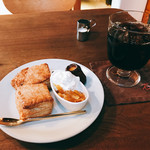 杏 - アイスコーヒーとホットビスケット