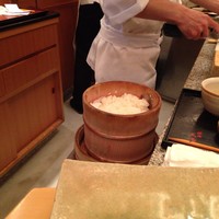 銀座 久兵衛 銀座本店 - 寿司米は若い方がこまめに追加している