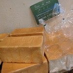 ル・プチメック東京 - タルトの上の棚　食パンはこれ１種類のみ