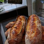 ル・プチメック東京 - 窓際の棚に移ります　今度は右から左へ　左の突き当たりがレジです