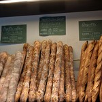 ル・プチメック東京 - レジカウンター内のバゲット専用棚（左）