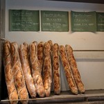 ル・プチメック東京 - レジカウンター内のバゲット専用棚（右）