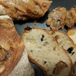 ル・プチメック東京 - 上：クルミとパストラミのコンプレ　下：栗と柚子のセーグル